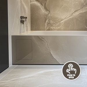 Badezimmer mit flächenbündig eingebauter Revisionsklappe – Edplit Hidden Flush Plate